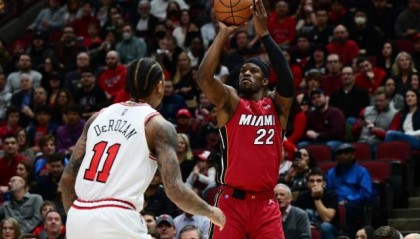 开云官方-德罗赞哑火公牛再负强队 攻防皆平庸难逃一轮游